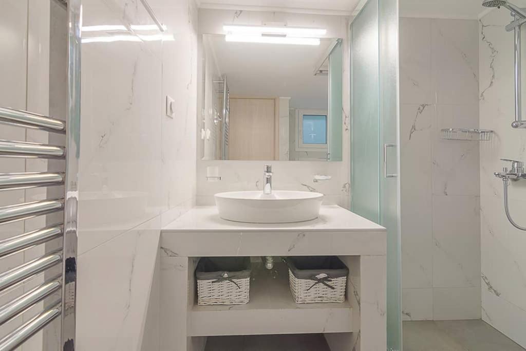 Bright Apartment For 6 Ppl In Aten Exteriör bild